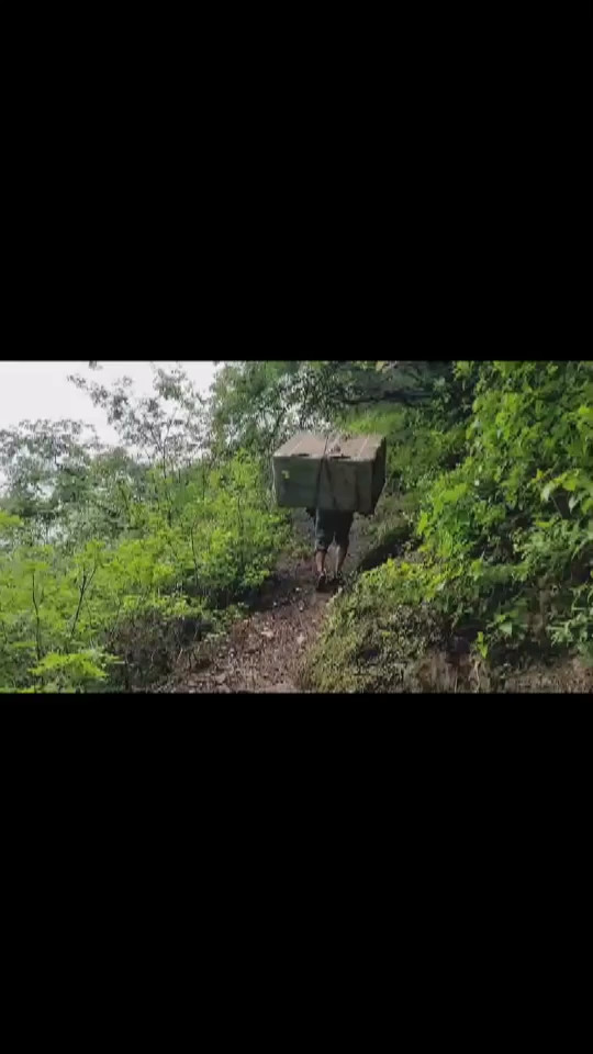 背冰柜人悬崖山