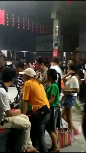 中缅边境翡翠原石直播大厅