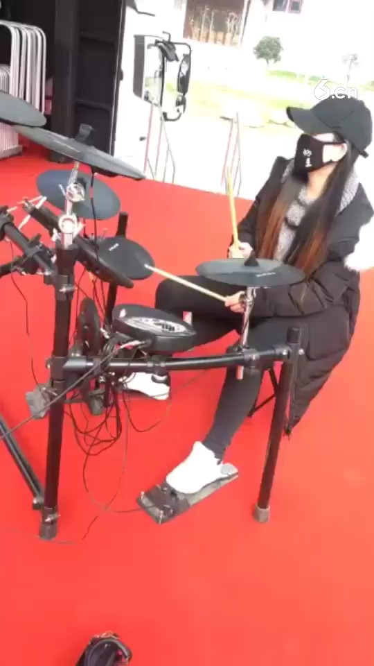 演出前排练，我帮忙随便打得节奏