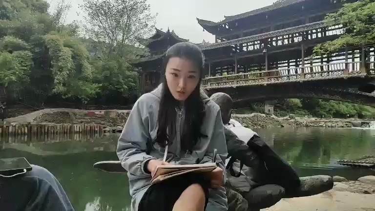 河南美女大学生在为向伦江化像