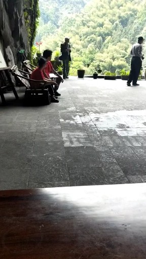 龙瀑仙洞看瀑布