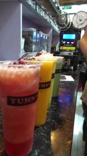 四个颜色的奶茶，四选一，你选？