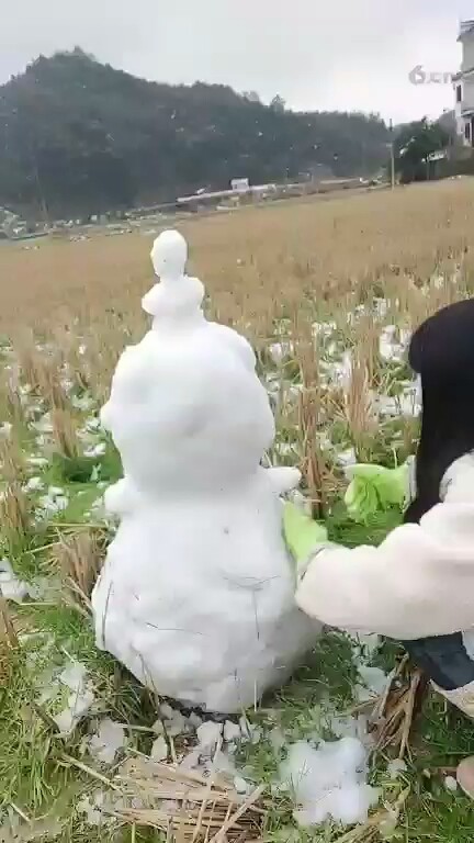教主堆雪人这头才笑人😂☃️