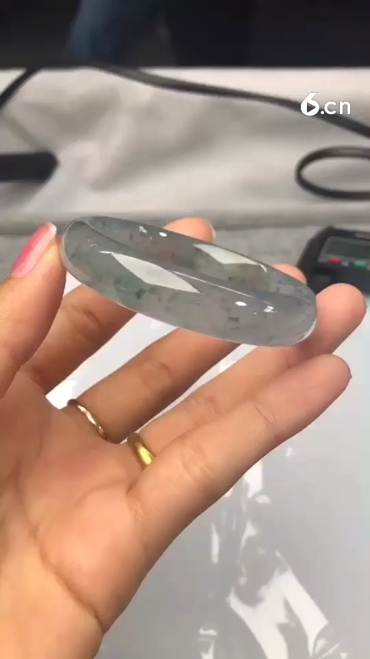 几万一条的手镯