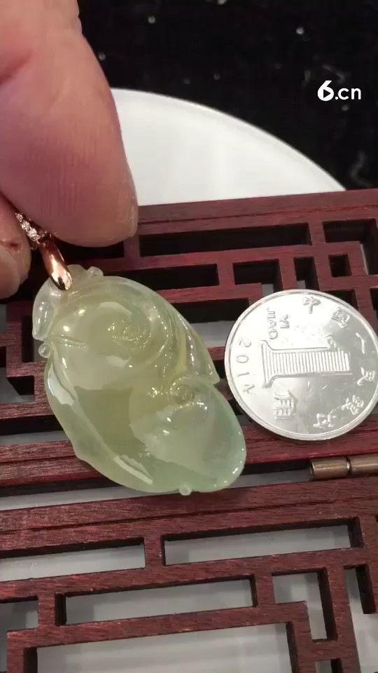 老料子翡翠冰黄随形如意吊坠