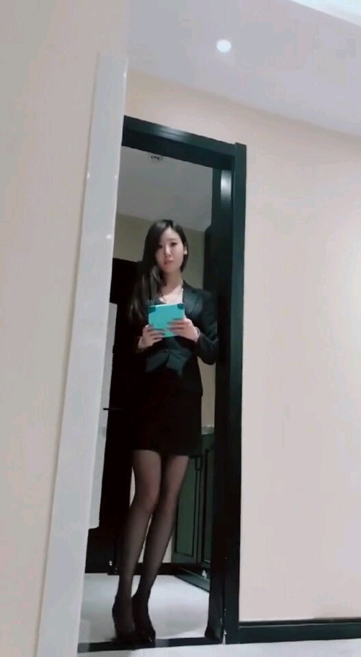 一见镜头就戏精起来…