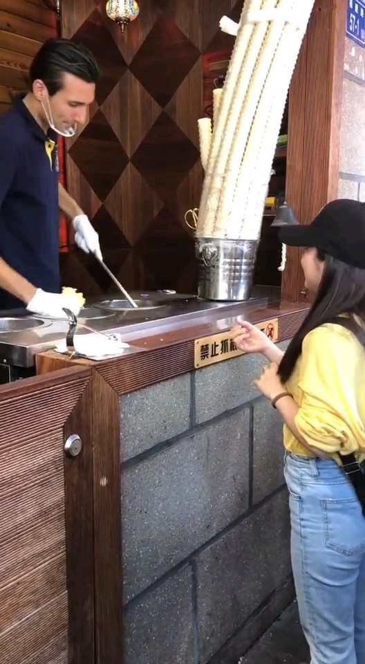老外调戏小妹妹😊