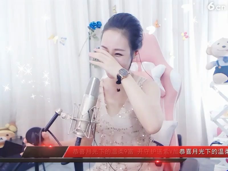萌妹子用心把歌唱