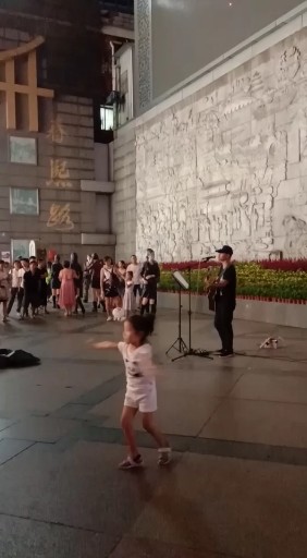 小哥哥唱得好听，小朋友翩翩起舞