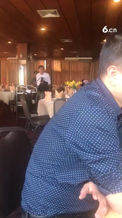 仔细看有个漂亮的缅甸小姐姐