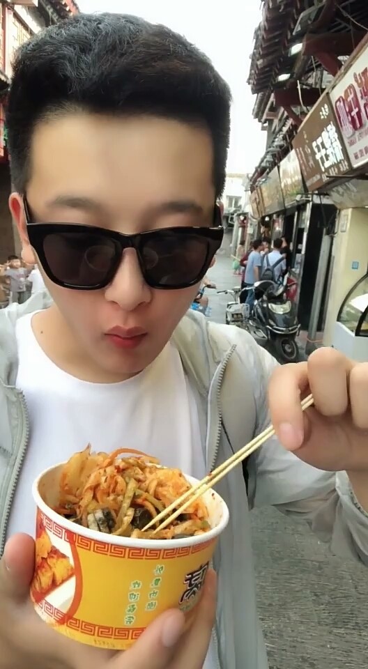 男朋友第一次陪我吃臭豆腐
