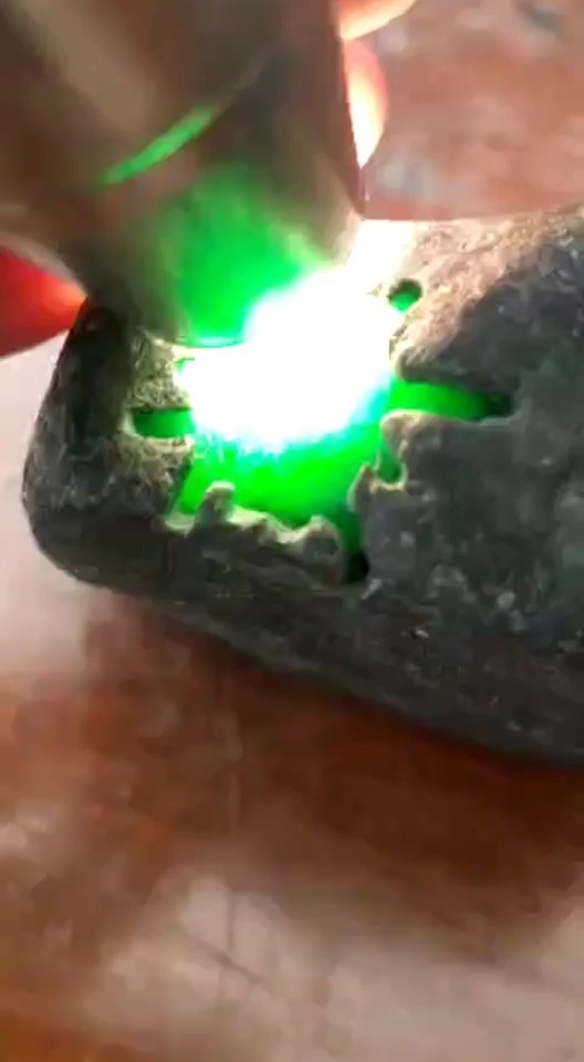 莫湾基精品色料一枚