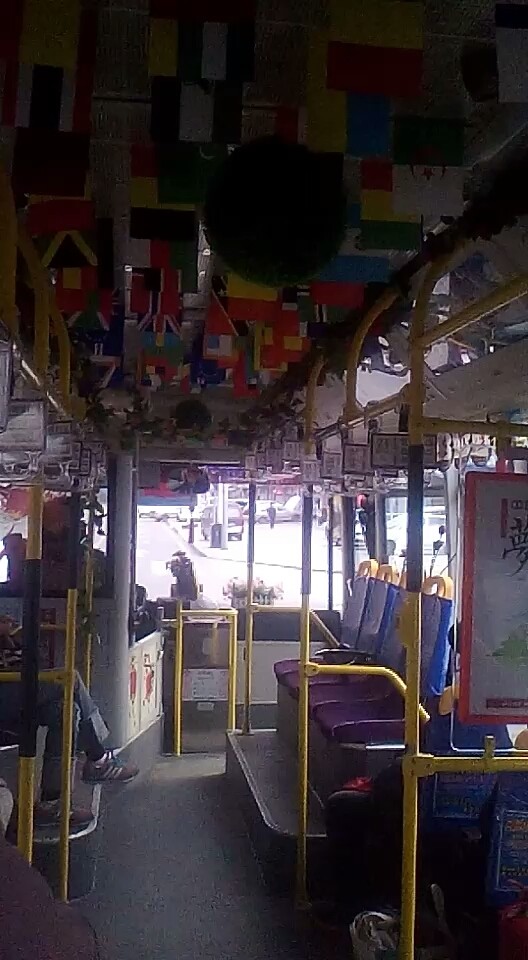 长春22路公交车。升国旗了