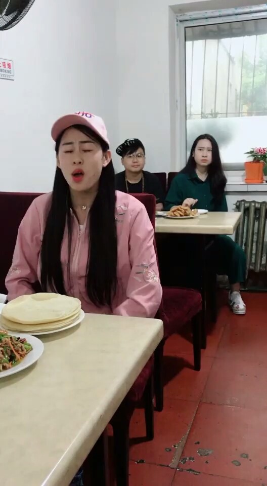 尴尬了这个女人想做什么