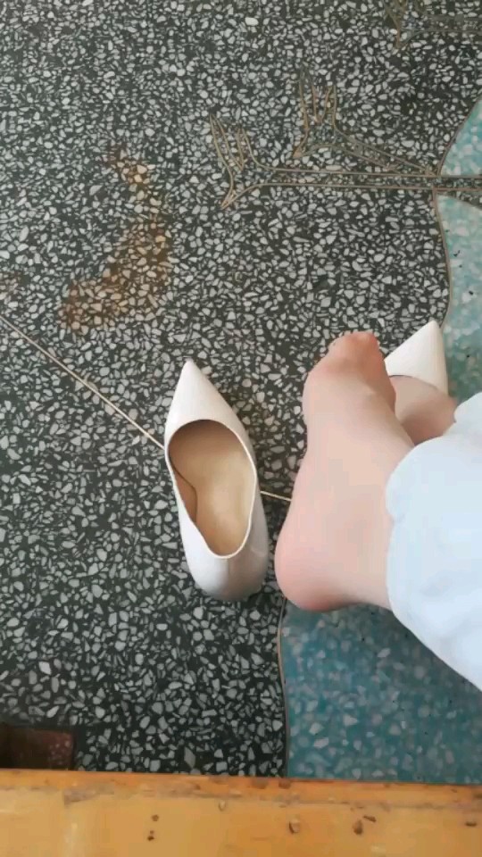 嗓子疼，说话都有些哑