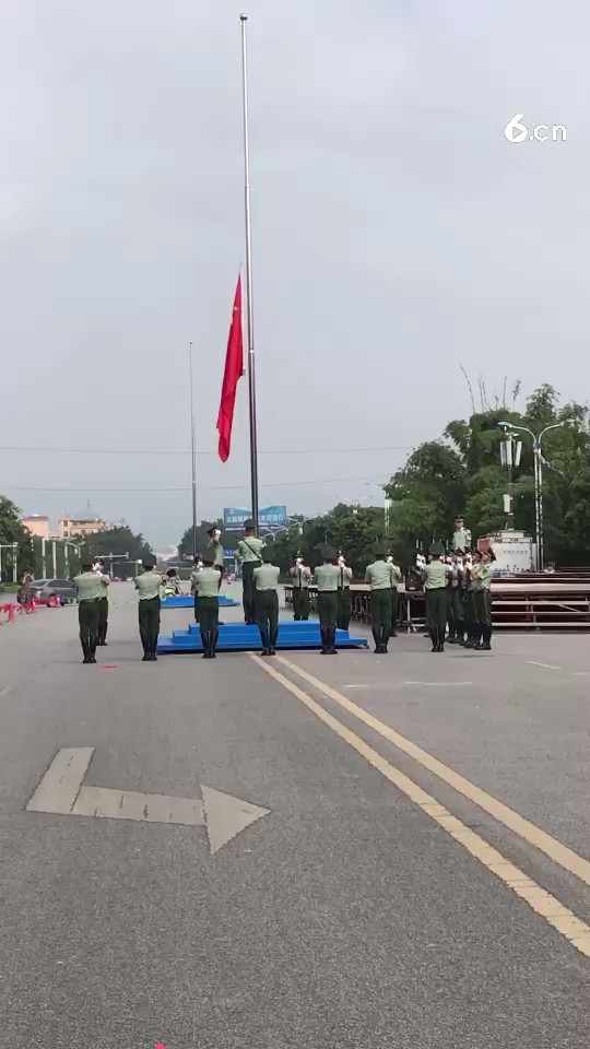 升国旗仪式开始了