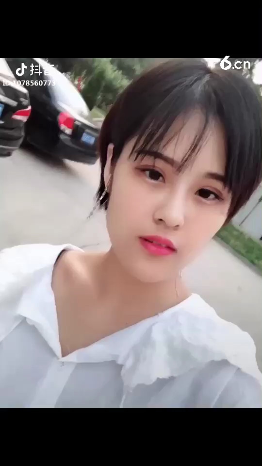 当她一笑就特别好看！！