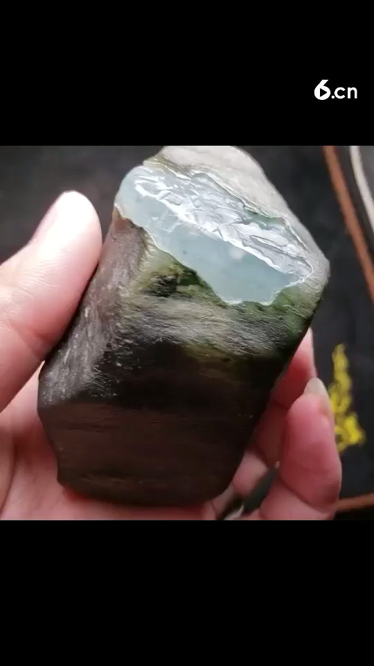 冰种开窗料，有牌子位，大面积脱