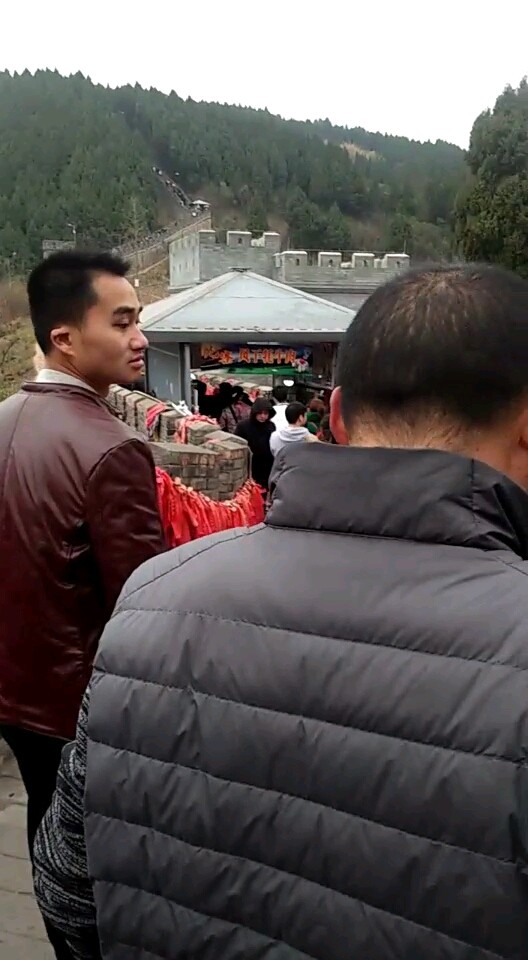 姐弟开心的爬长城