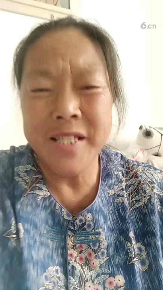 拉住妈的手这双温柔粗糙的手。