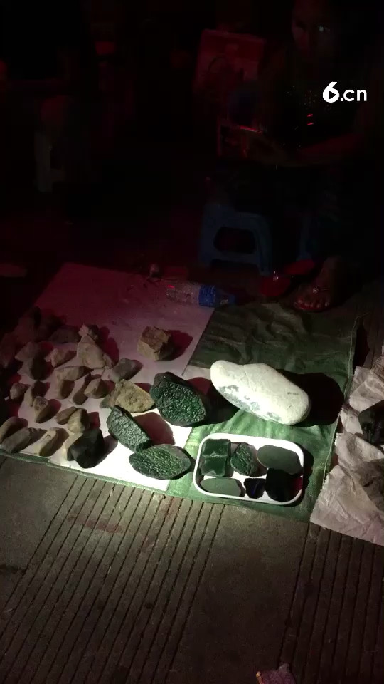 地摊中的战斗机