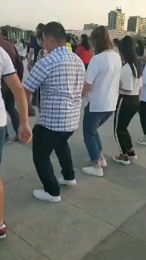 扭腰摆臀广场舞 一晃就老了