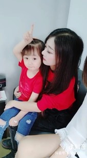 小小欣真的長(zhǎng)大了，會(huì)唱歌了