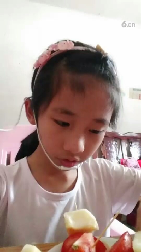 水果拼盘还有饮料哦继续吃