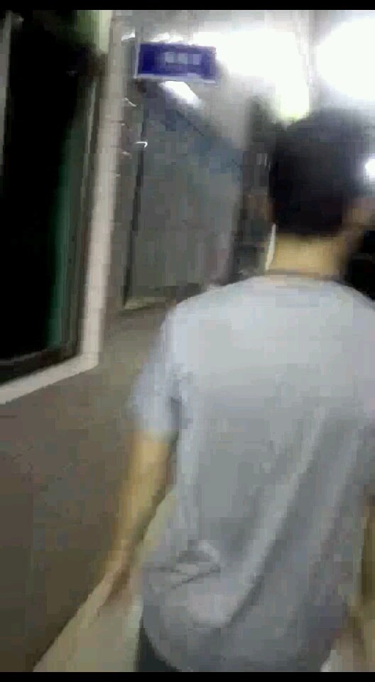 这就是员工吃饭食堂，吃饭的人很