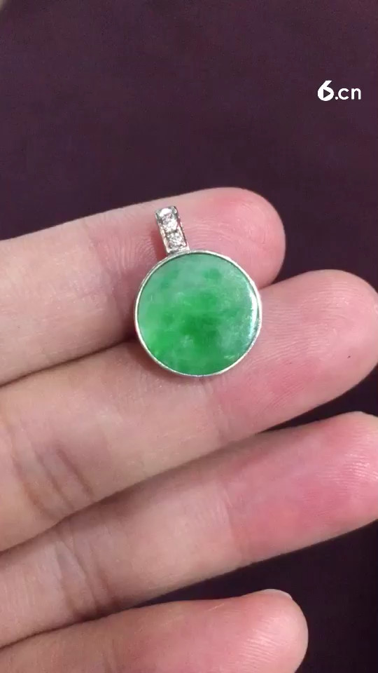 一个翡翠小吊坠，小而精