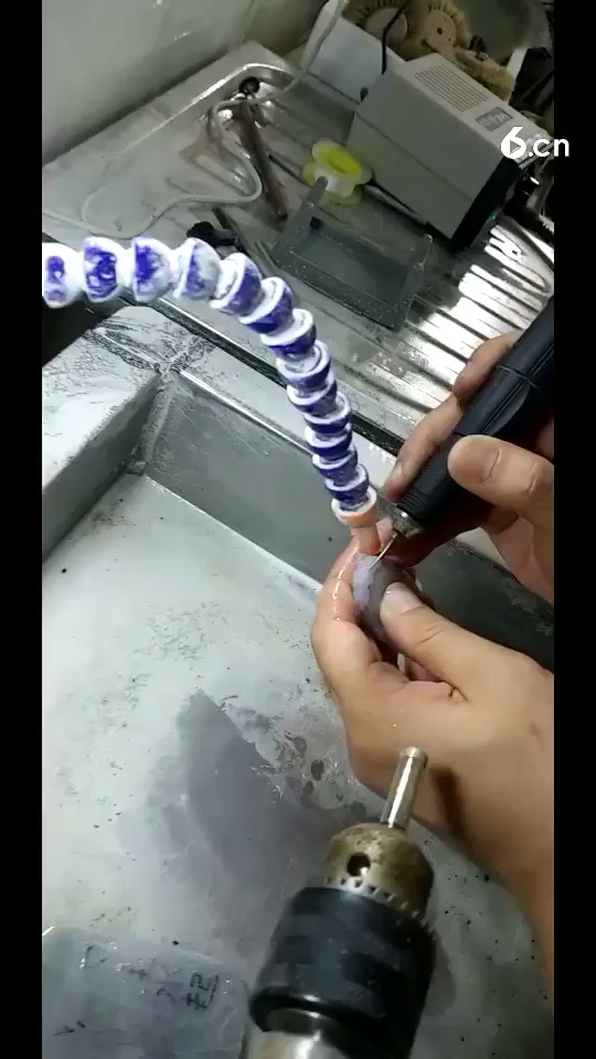 迟一点本人开播玉石现场开料加工