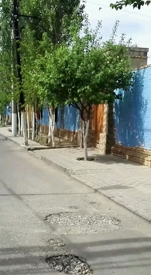 喀赞其，蓝色墙