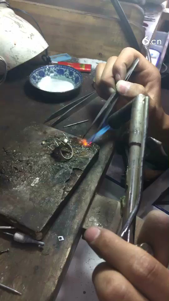 翠华翡翠珠宝师傅镶嵌中
