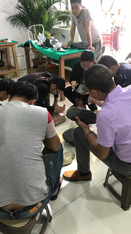 朋友们来店里套新货了。。。