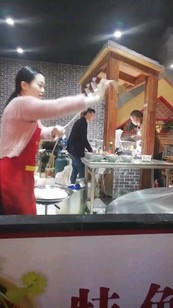 美女老板，網(wǎng)紅一根面