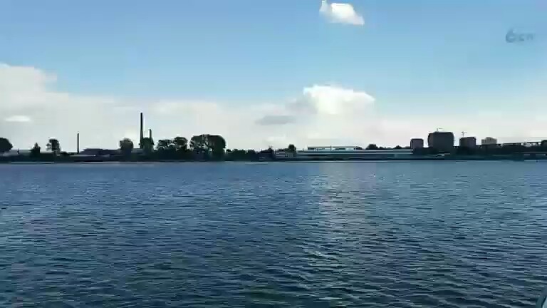 座船游鸭绿江