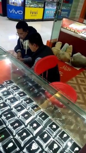 这位老哥来店里看翡翠原石