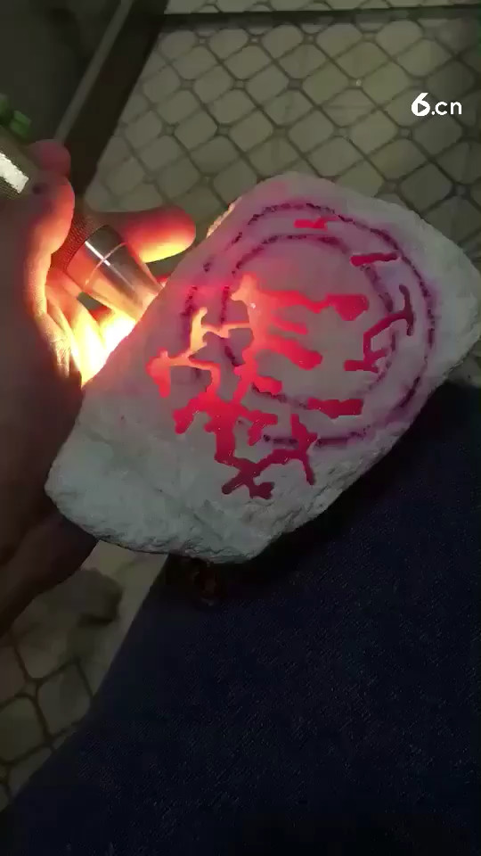 手镯稳稳的。