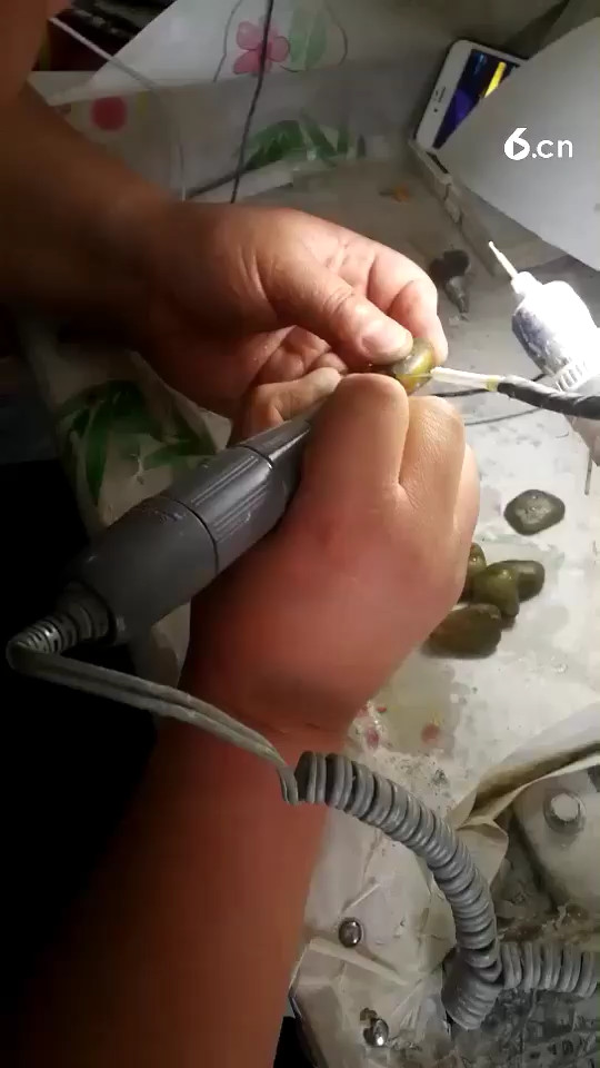 玉石加工师傅精湛工艺
