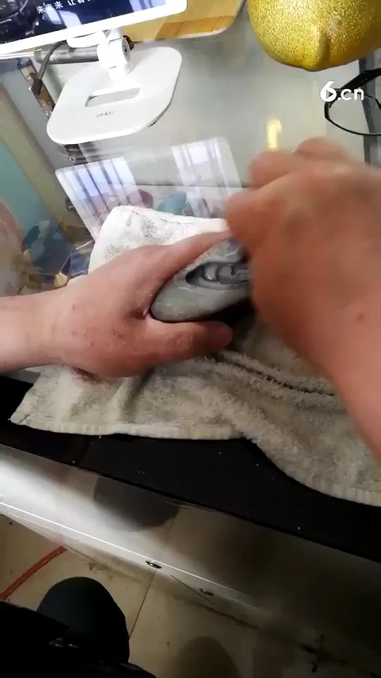 玉石加工师傅在打磨半成品