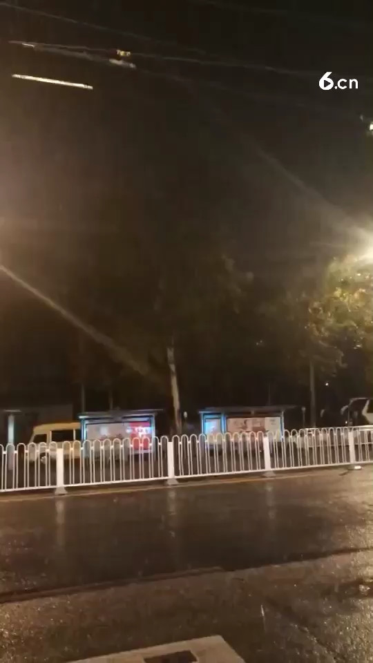 凌晨等夜班公交 这几个月成长了
