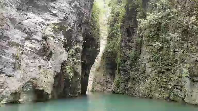 湖北鹤屏山风大峡谷景点