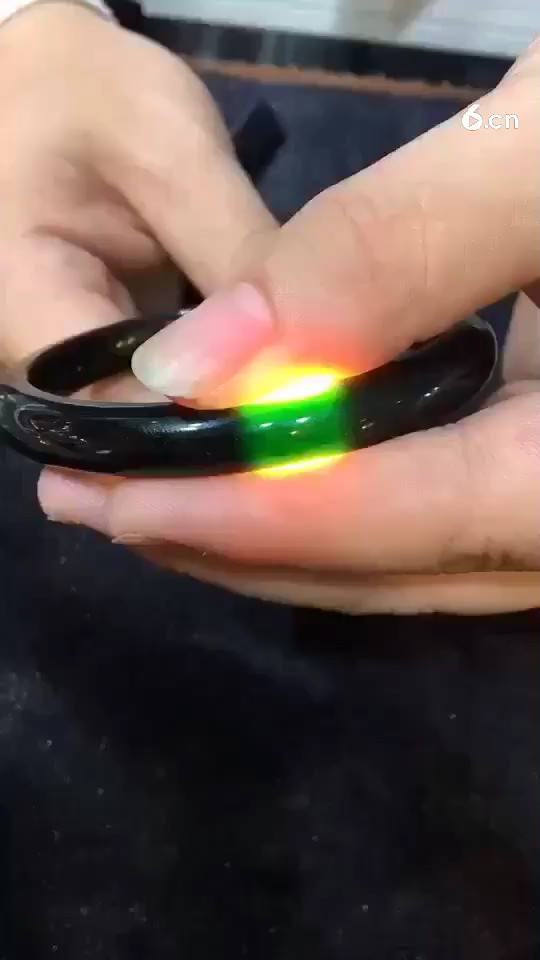 墨翠手镯打灯视频，打灯全绿