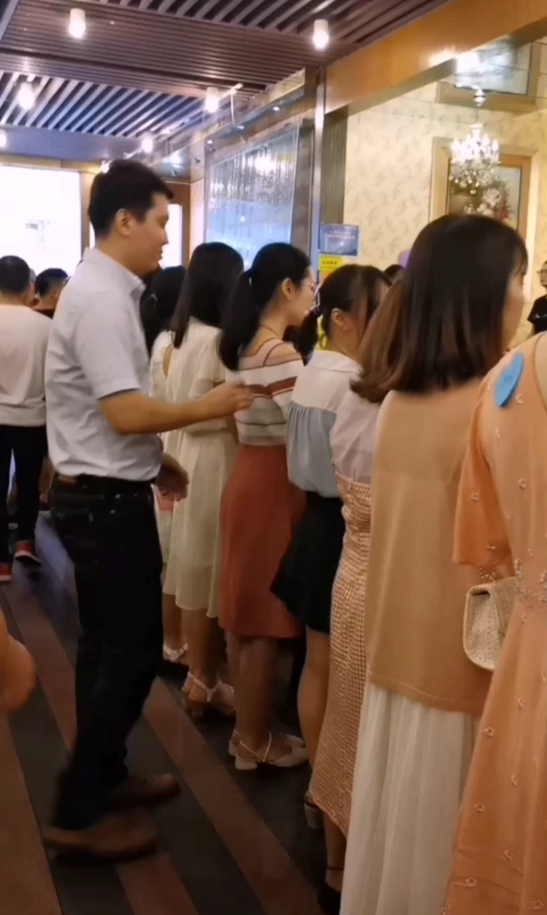 相亲现场~如果不多主动一点~你