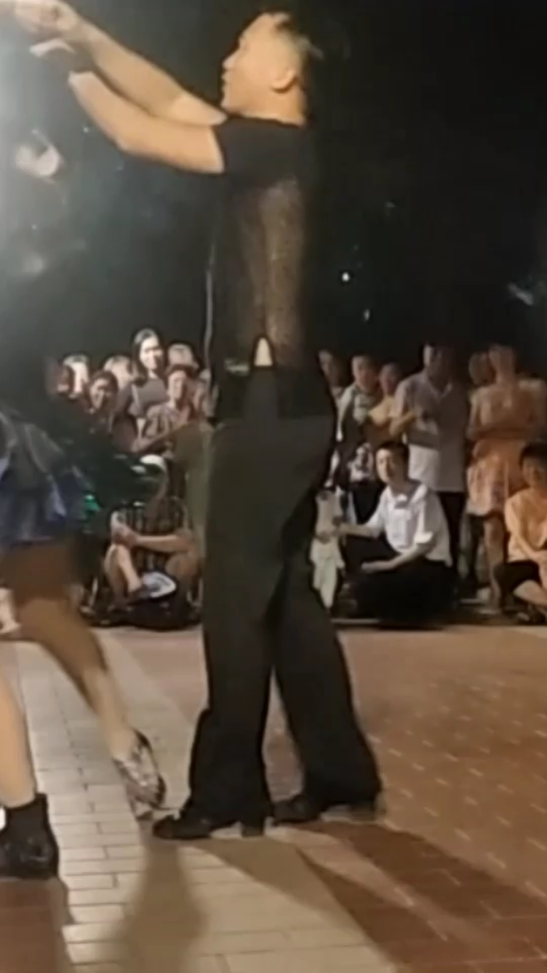 户外跳舞。