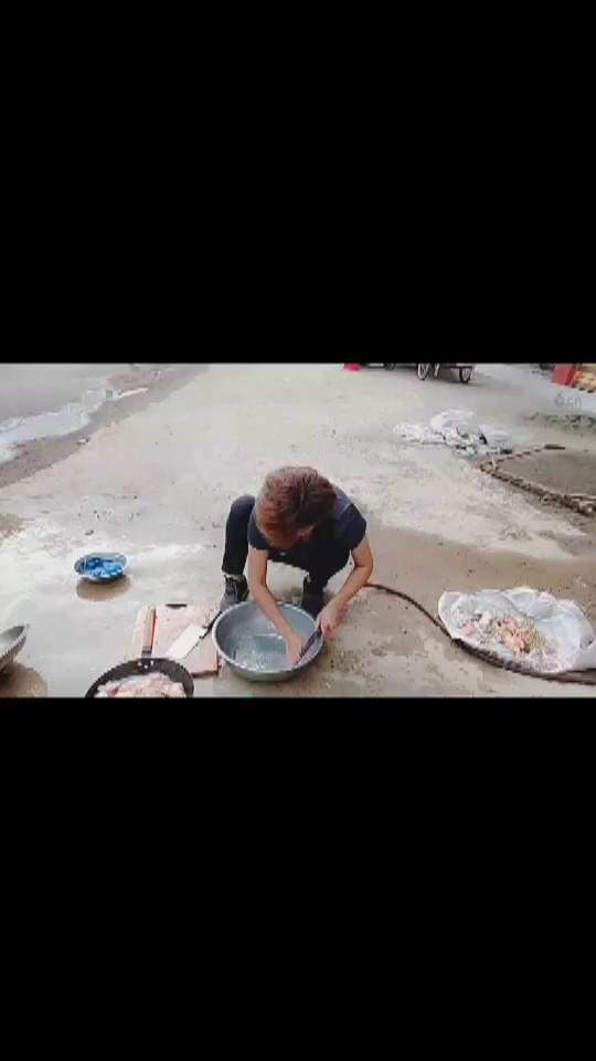 小江炖鸡改善生活