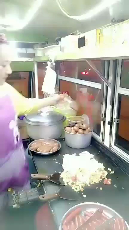 晚上的餐车