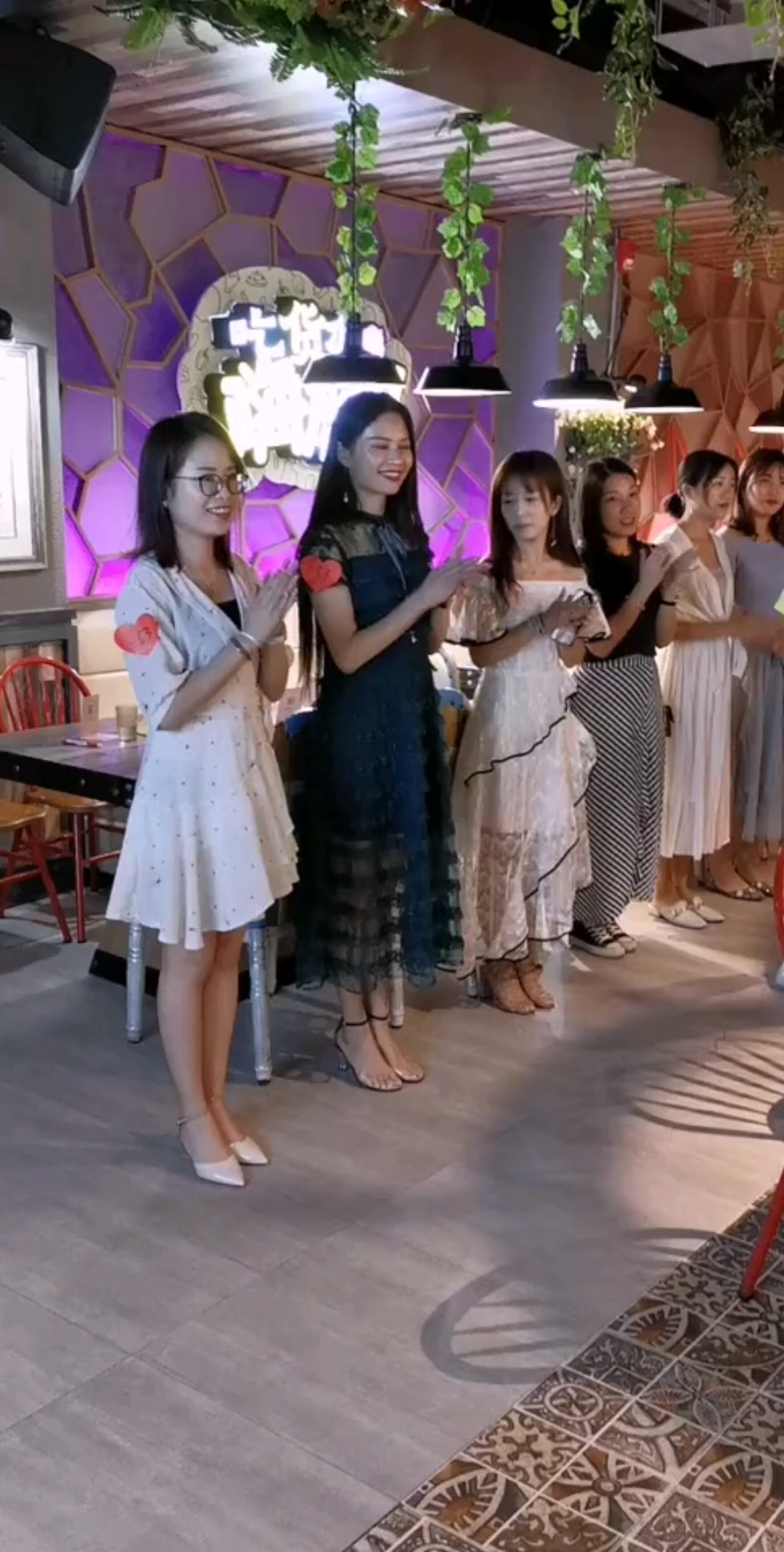 第一个戴眼镜的文静小姐姐虽然不