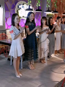 第一个戴眼镜的文静小姐姐虽然不