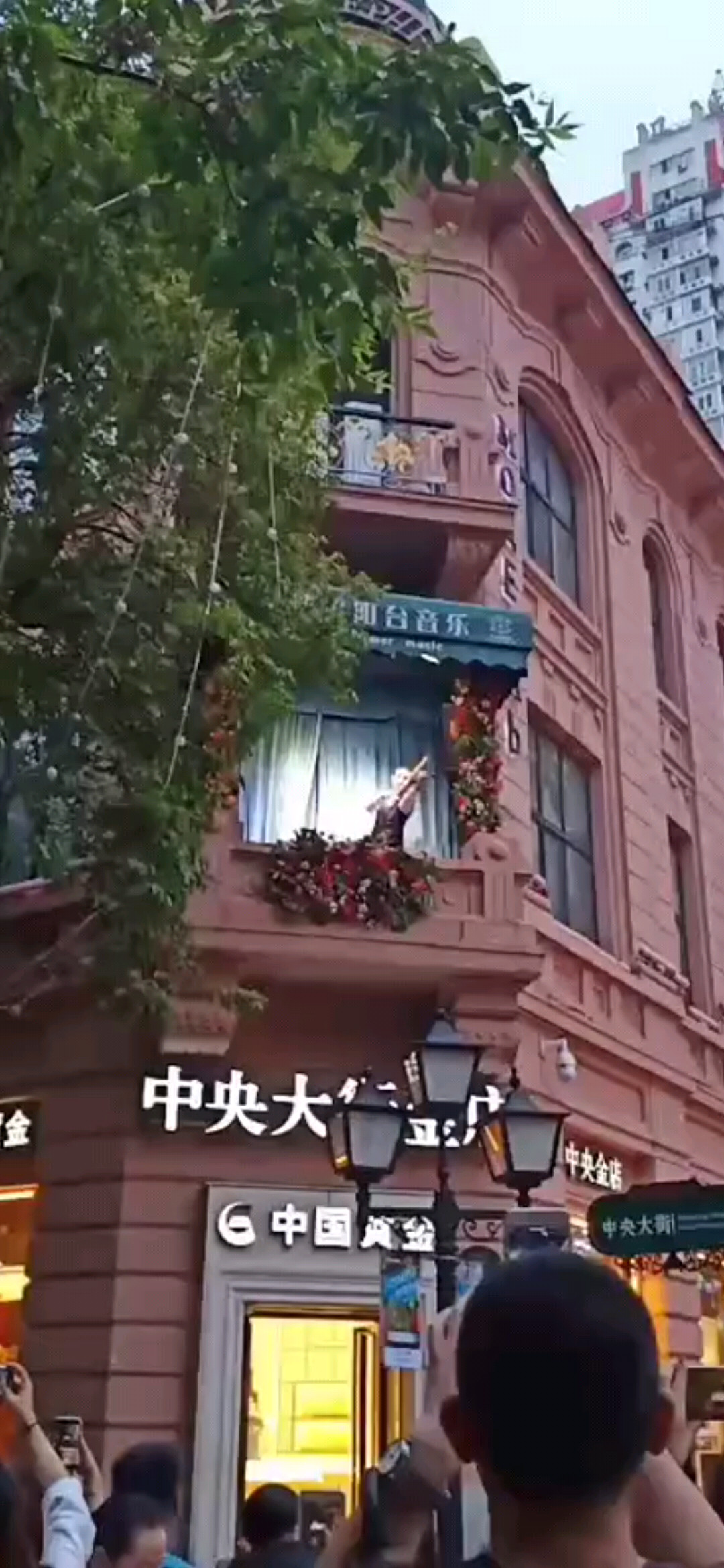 人多不？